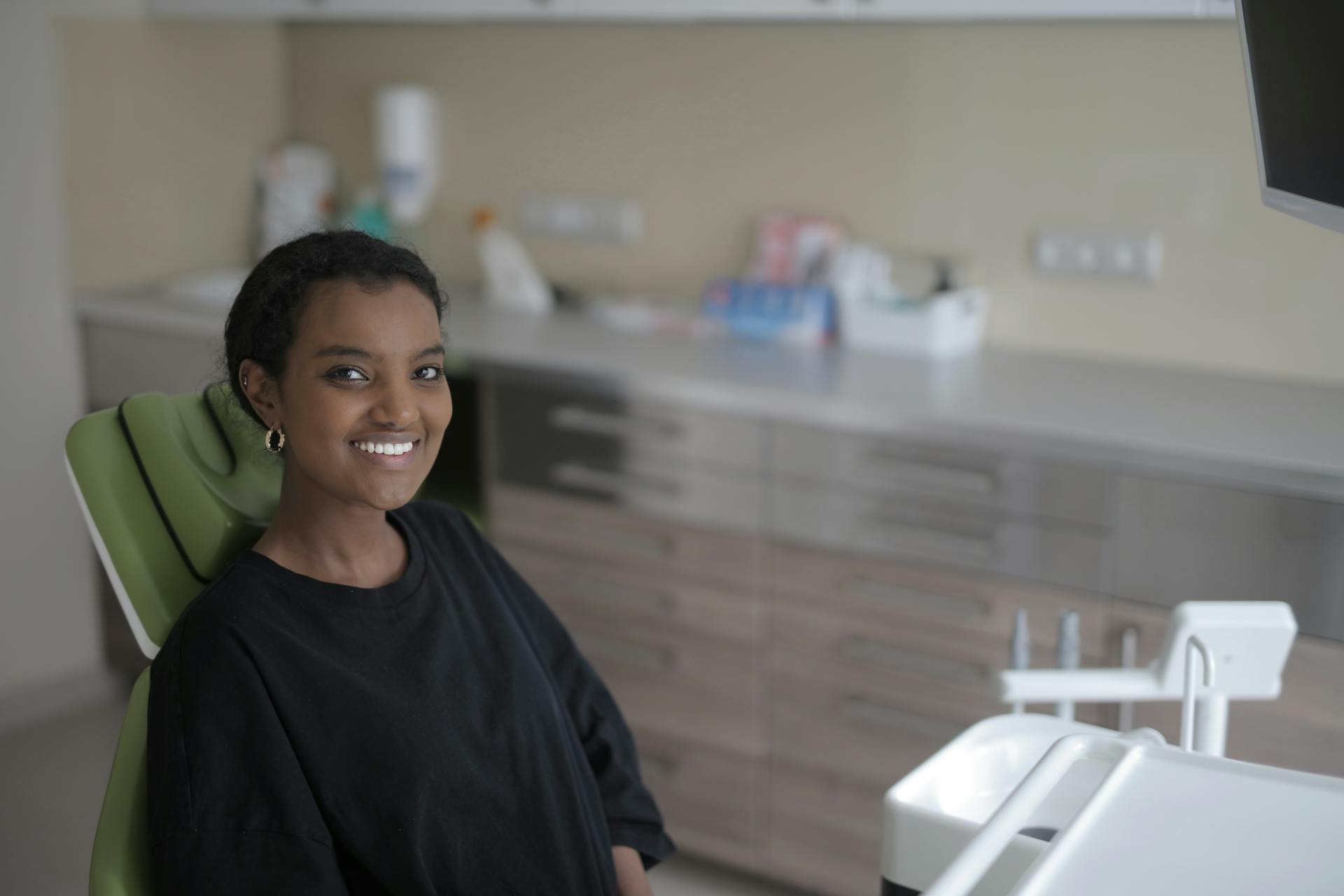 Paciente sonriendo tras tratamiento de estética dental en Málaga